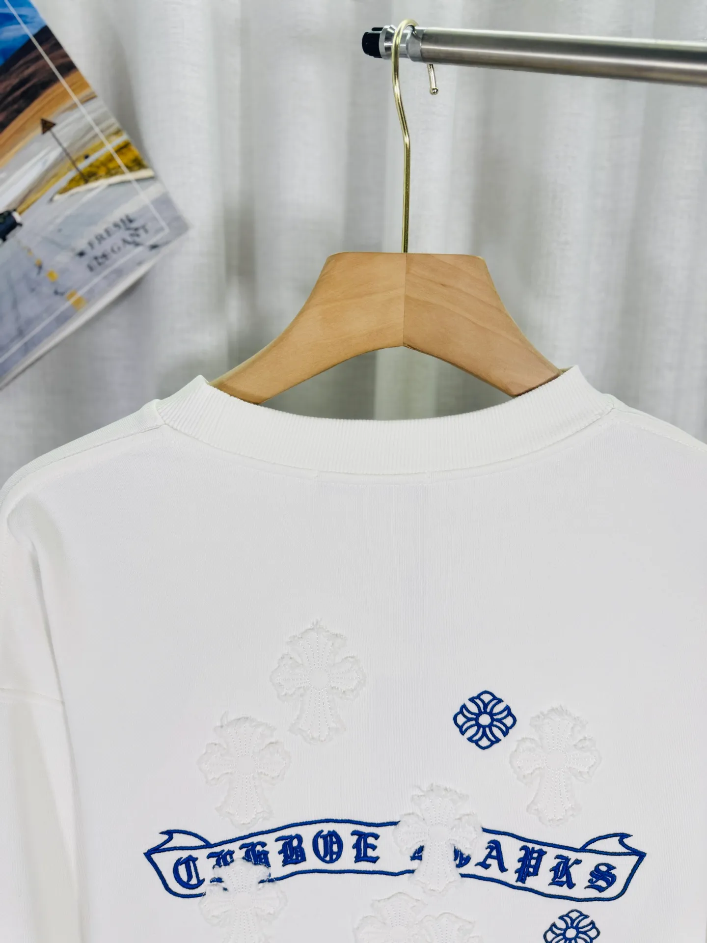 P260 top version, real shot without P, ​​different from market currency) 𝗖𝗵𝗿𝗼𝗺𝗲 𝗛𝗲𝗮𝗿𝘁𝘀/Cro Heart 2025 washed patch embroidery autumn and winter new original single counter American laser burnt 3D three-dimensional color embroidered couple casual sweatshirt 👑The highest version! Customized fabric 430g tripe terry fabric! American acid-washed and distressed original fabric laser burnt ✟appliqué embroidery and exquisite embroidery of letters! The best-selling model in the counter, very comfortable to wear. Accessories: original molded and authenticated collar label➕100% silk wash label. Genuine purchase-grade original hangtag➕matching hanging rope➕3D hanging beads➕original packaging bag. Craftsmanship: The original version has consistent wiring! The highest version of the armhole matching technique! Color: White Black Size: S M L XL Style Number: 25-357